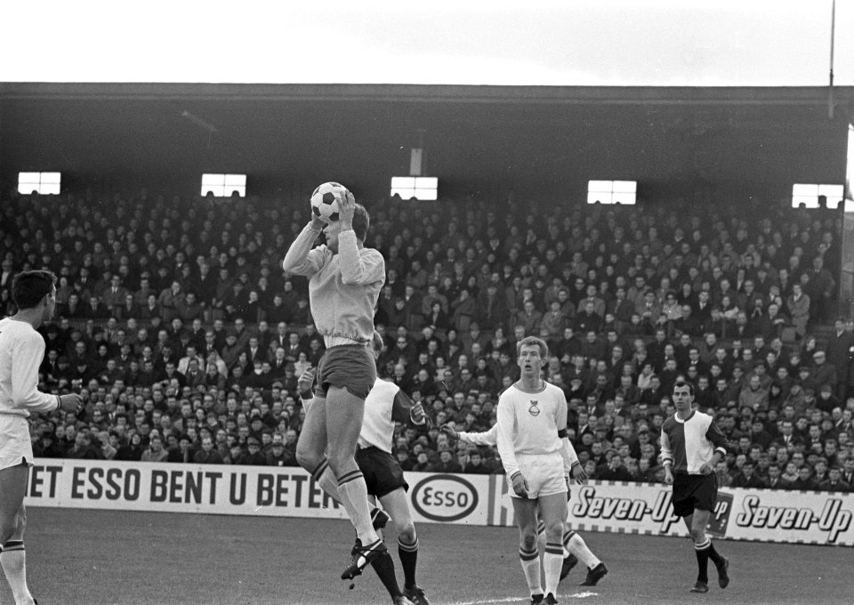 Go Ahead tegen Feyenoord 1-0, Geerts (F) in duel met Warnas, Bestanddeelnr 920-1551