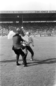 Go Ahead tegen Feyenoord 0-1. Feyenoord-supporter met vlag op het veld wordt ver, Bestanddeelnr 922-8440