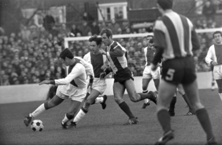 Go Ahead tegen Ajax 0-1, Somer (GA) in duel met Swart en Cruijff, Bestanddeelnr 920-9333