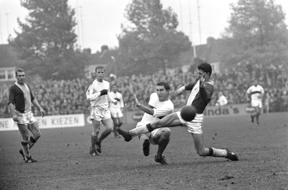 Go Ahead tegen DWS 1-2, aanval DWS vlnr Lenz, Burgers, Temming en Butter (GA, Bestanddeelnr 917-0840