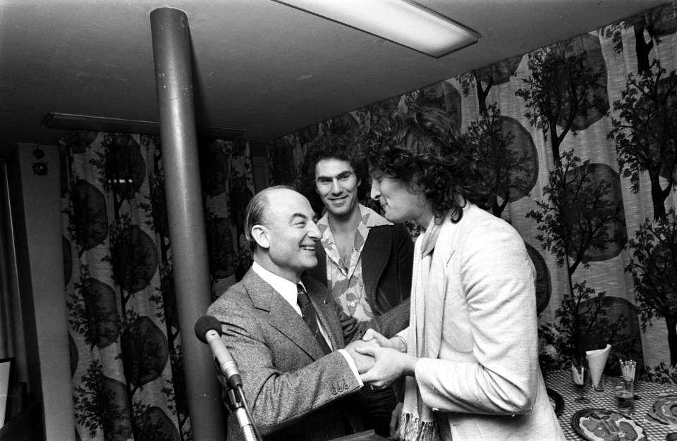 Golden Earrings krijgen exportprijs 1974 van Schmelzer in Den Haag , Golden Ea, Bestanddeelnr 927-6727
