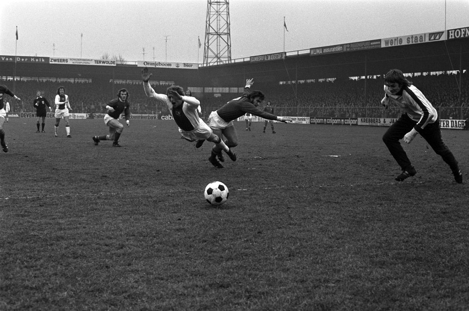 Go Ahead Eagles tegen Ajax 0-1, Piet Keizer (links) wordt ten val gebracht door , Bestanddeelnr 926-1990