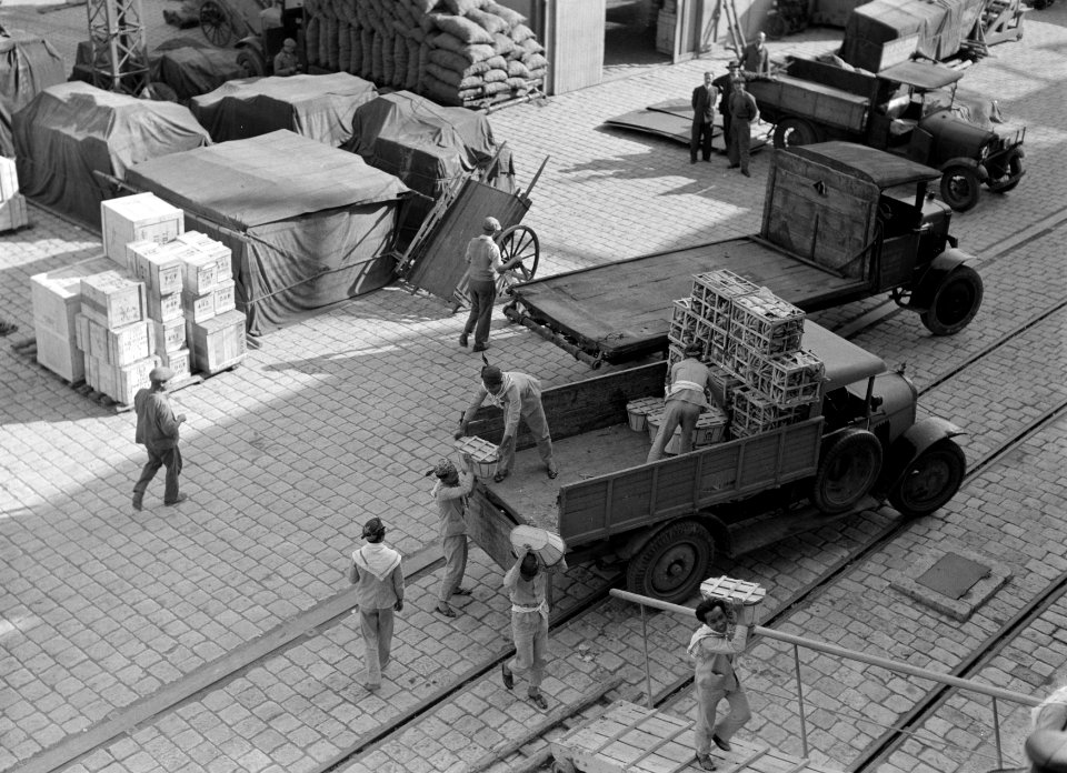 Goederen uitladen en aan boord brengen in de haven van Marseille, Bestanddeelnr 191-0144