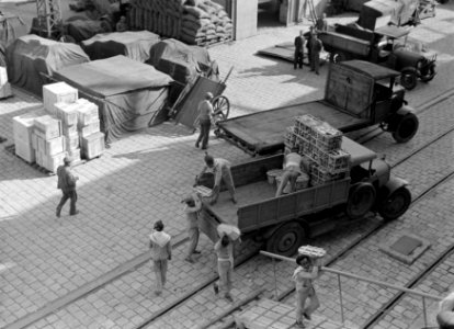 Goederen uitladen en aan boord brengen in de haven van Marseille, Bestanddeelnr 191-0144