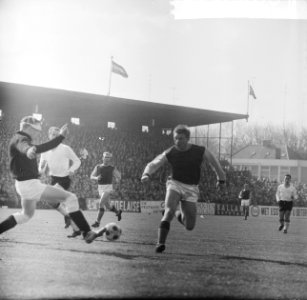 Go Ahead tegen NAC 2-0, aanval op NAC doel met rechts Lefering (GA) en keeper Va, Bestanddeelnr 917-6406