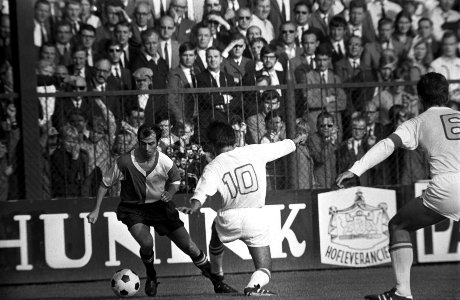 Go Ahead tegen Feyenoord 0-1. Coen Moulijn links en Van der Ley (nummer 10), Bestanddeelnr 922-8438