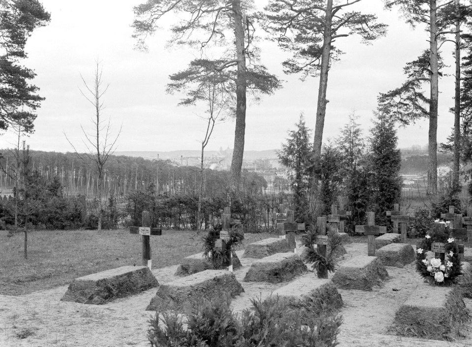 Goed verzorgde graven van Duitse militairen op het oorlogskerkhof van Vilnius, w, Bestanddeelnr 190-1269