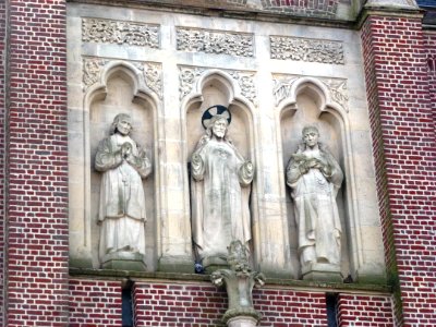 Godewaersvelde (Nord, Fr) église, statues de la façade