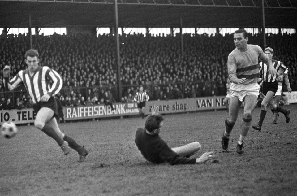 Go Ahead tegen PSV 0-1, keeper Bals op grond is gepasseerd maar Van Dorst (l) we, Bestanddeelnr 917-3475