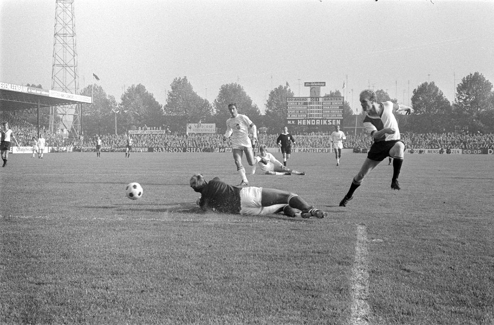Go Ahead tegen Feyenoord 0-1. Ruud Geels schiet, Bestanddeelnr 922-8441