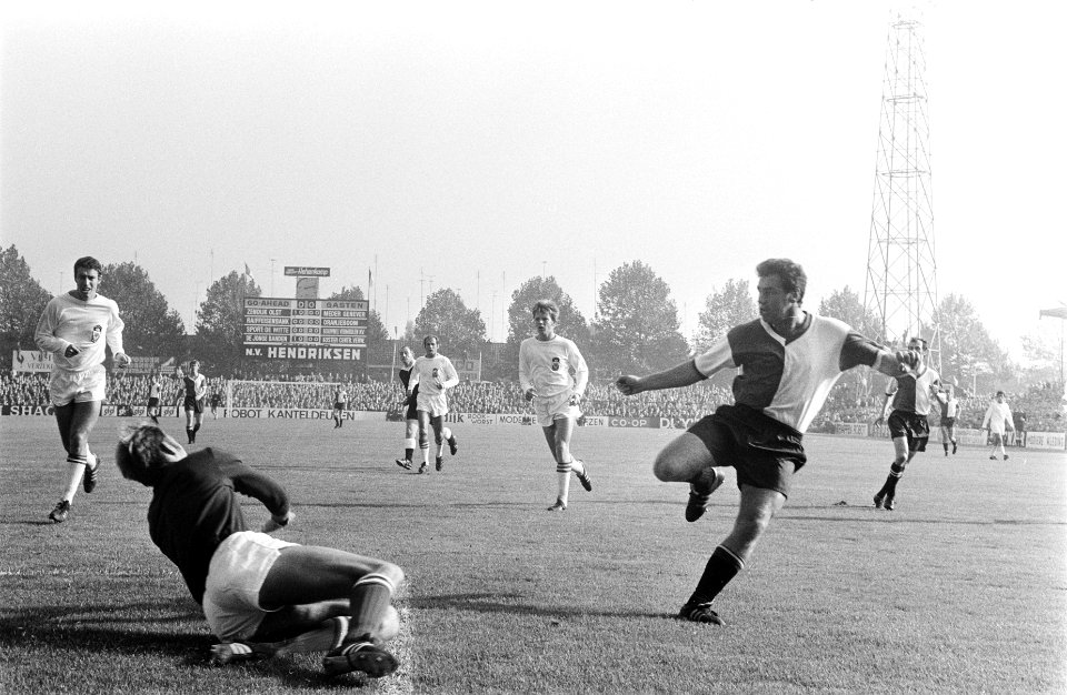 Go Ahead tegen Feyenoord 0-1. Hasil (rechts) scoort, Bestanddeelnr 922-8439