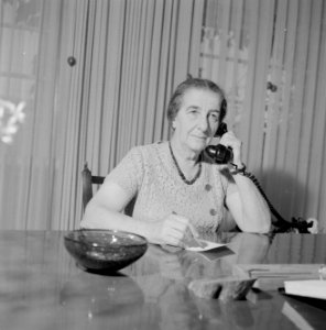Golda Meir, minister van buitenlandse zaken van Israel, terwijl ze telefoneert, Bestanddeelnr 255-4310
