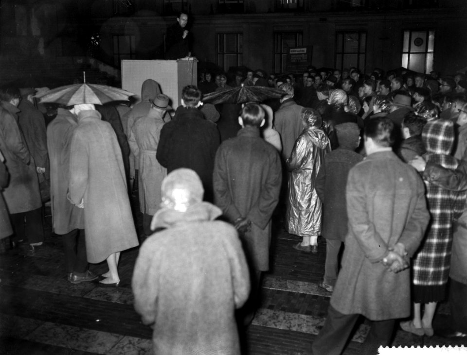 Goede vrijdagherdenking op het Plein in Den Haag Overzicht, Bestanddeelnr 910-2467