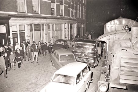 Goederentrein in de Hillestraat in Rotterdam beschadigt 7 geparkeerde auto's - NL-RtSA 4121 20724-7-35-01