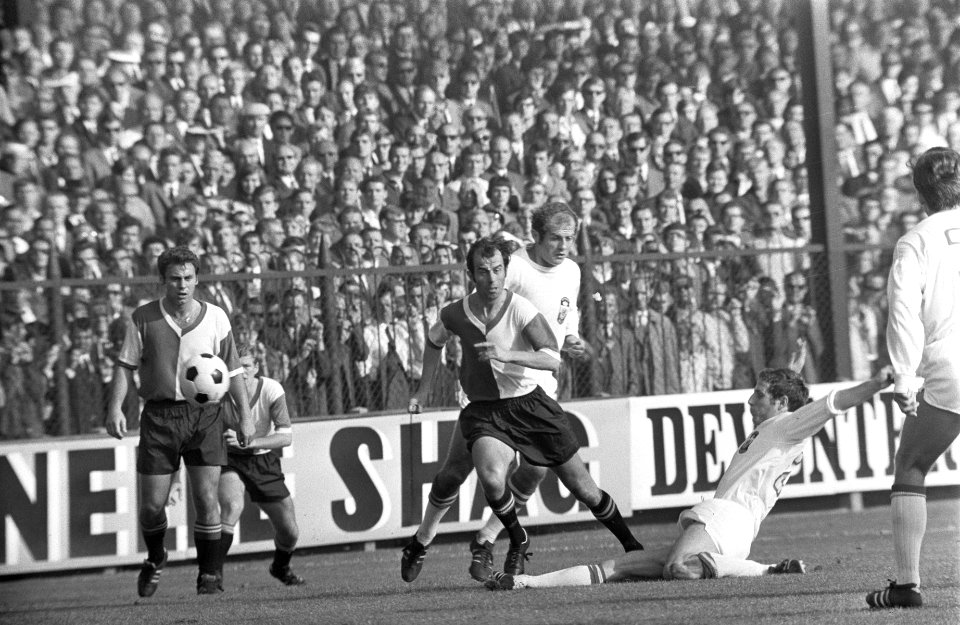 Go Ahead tegen Feyenoord 0-1. Coen Moulijn in actie, Bestanddeelnr 922-8445
