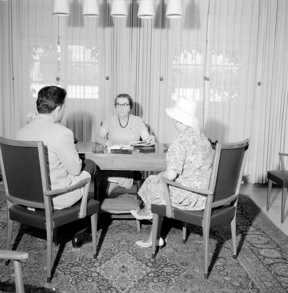 Golda Meir, minister van buitenlandse zaken van Israel, met bezoekers aan tafel , Bestanddeelnr 255-4315