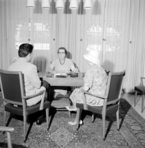Golda Meir, minister van buitenlandse zaken van Israel, met bezoekers aan tafel , Bestanddeelnr 255-4315 photo