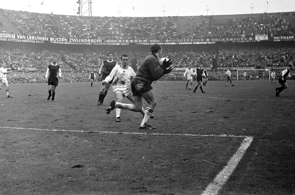 Go Ahead speler Kattestaart in duel met de Feyenoord doelverdediger Eddy Pieters, Bestanddeelnr 919-7079