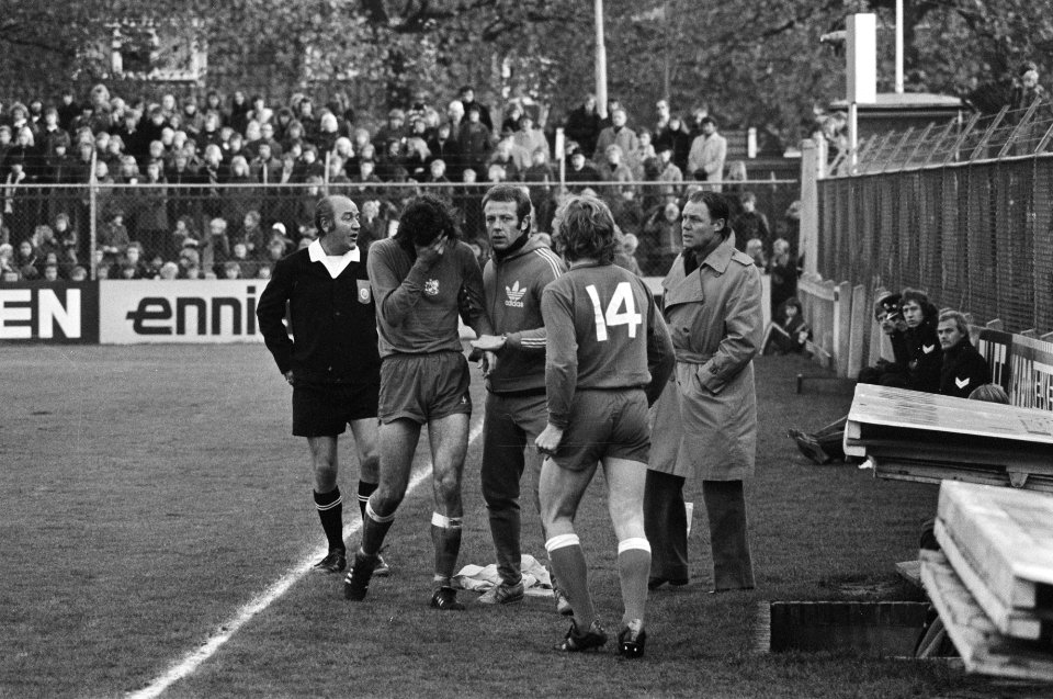 Go Ahead tegen Ajax 1-2 Hulshof (links) geblesseerd, Van Santen vervangt hem, Bestanddeelnr 928-2603