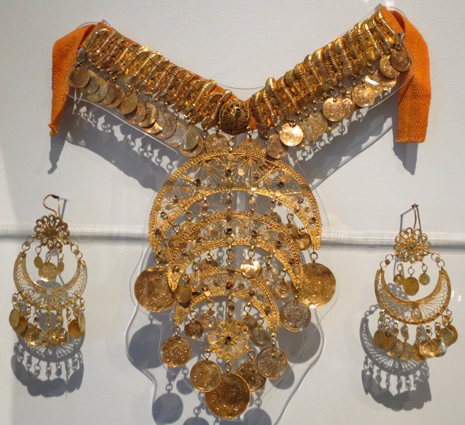 Gold plated copper alloy necklace and earrings, Honolulu Museum of Art