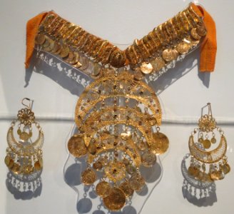 Gold plated copper alloy necklace and earrings, Honolulu Museum of Art photo