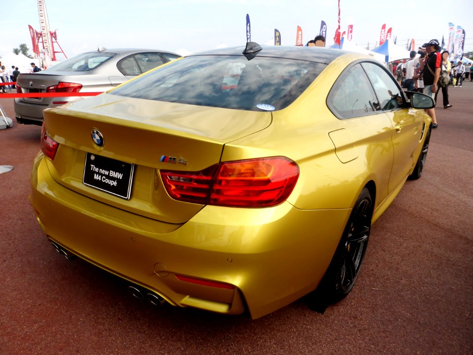 Golden BMW M4 Coupé (F82) rear