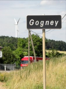 Gogney (M-et-M) entrée secondaire et éolienne