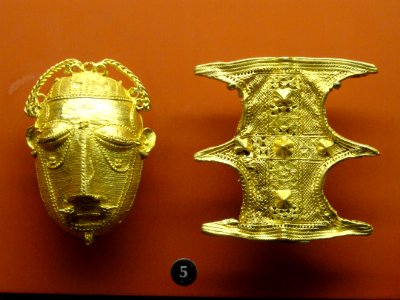 Gold ornaments (mask and shield), Ashanti - African objects in the American Museum of Natural History - DSC05964