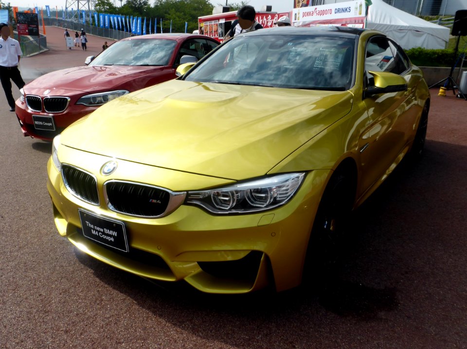 Golden BMW M4 Coupé (F82) front