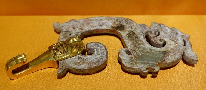 Gold hook buckle with jade dragon, Western Han dynasty, from the mausoleum of Nanyue King Zhaomo, Xianggang, Guangzhou - Hong Kong Museum of History - DSC00846