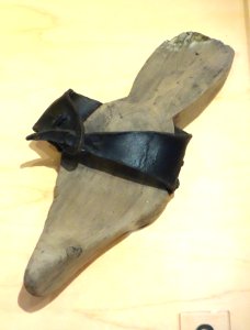 Gothic trippe (overshoe), Netherlands, Zaltbommel near den Bosch, c. 1475-1485 - Bata Shoe Museum - DSC00092