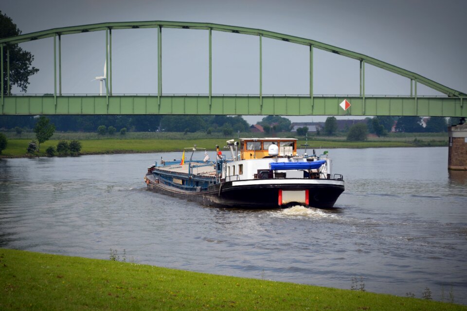 Water transport shipping