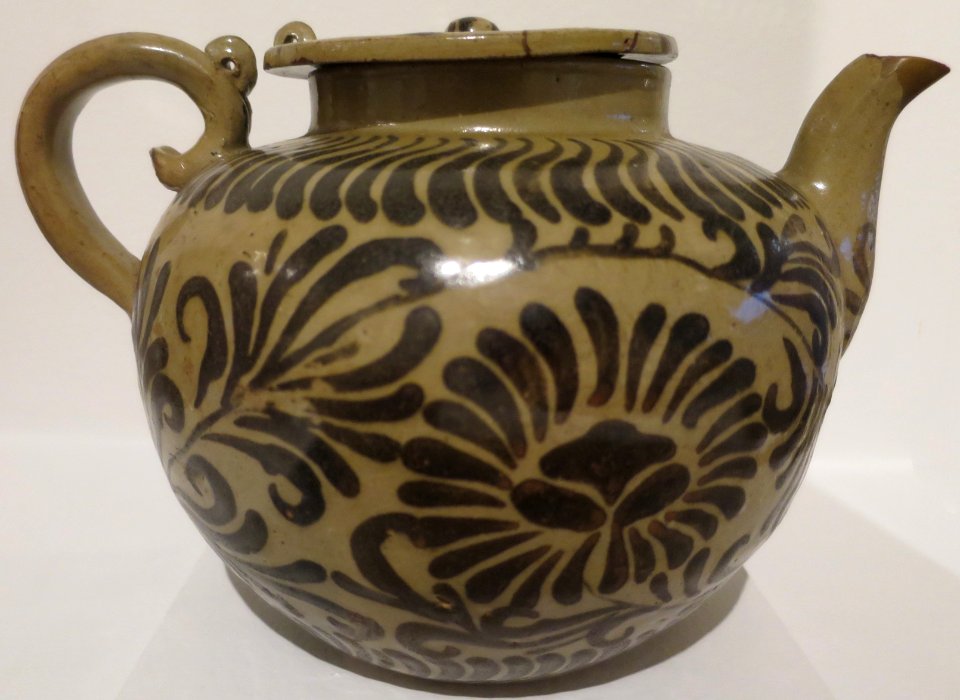 Goryeo dynasty ewer with scrolling chrysanthemum design, HMA 105