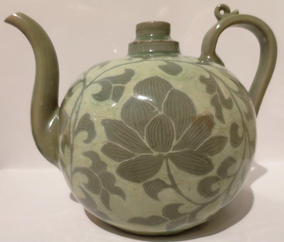 Goryeo dynasty ewer with scrolling lotus design, Honolulu Museum of Art 101
