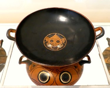 Gorgoneion, kylix Type B, in the manner of the Lysippides Painter, Greek-Attic, c. 430 BC, red-figure terracotta - Blanton Museum of Art - Austin, Texas - DSC07633