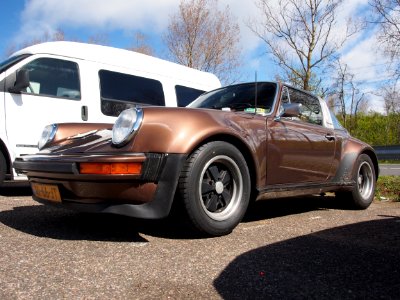 Golden Porsche 911 S Tagra