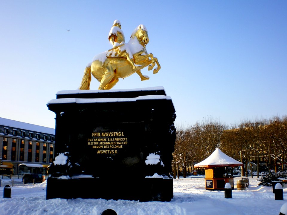 Goldener Reiter mit Schnee