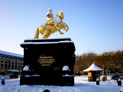 Goldener Reiter mit Schnee