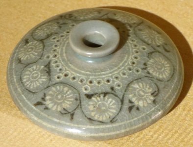 Goryeo dynasty oil jar with chrysanthemum design, Honolulu Museum of Art 2081.1