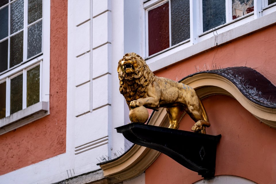 Goldener Löwe vor dem ehemaligen Löwen-Kino in Tübingen 2019