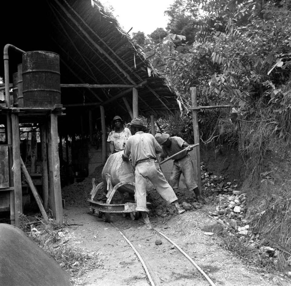 Gouddelvers in de goudmijn in De Jong Zuid met een kiepwagen met gouderts, Bestanddeelnr 252-5916