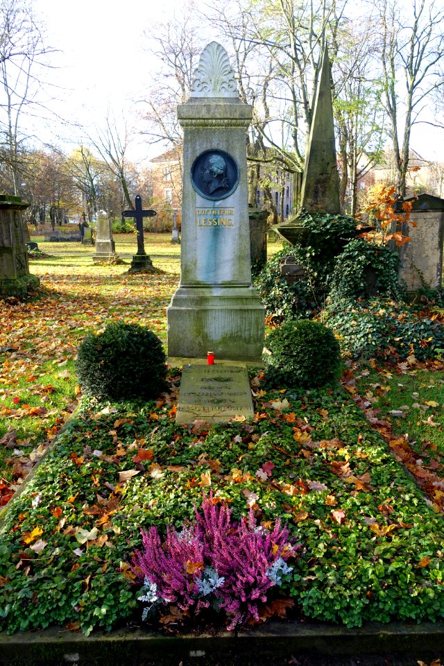 Gotthold Ephraim Lessing grave - Dom- und Magnifriedhof - Braunschweig, Germany - DSC04242