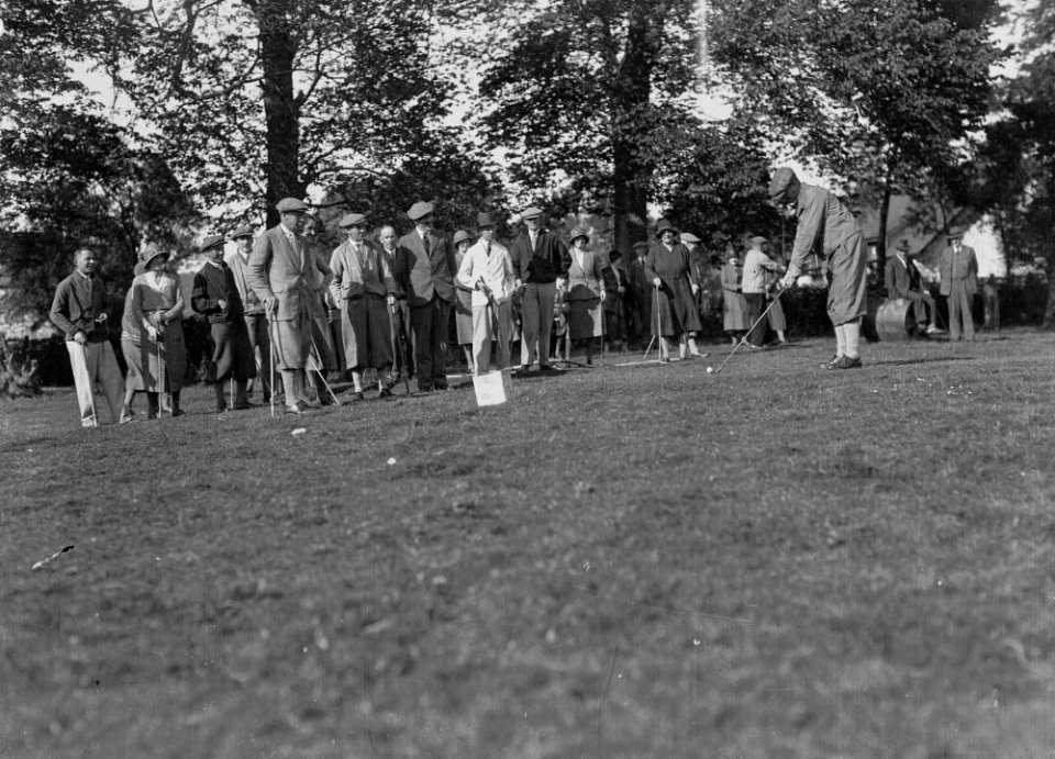 Golfers and spectators on the fairway (1294857)