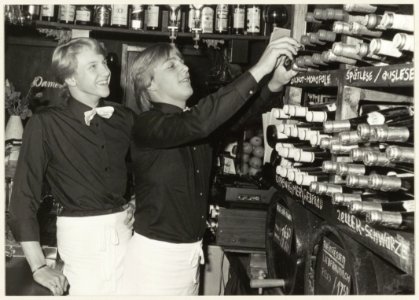 Gosse Visser en Frans Zegwaard in restaurant Weinstube Schwarze Katz. NL-HlmNHA 54005699