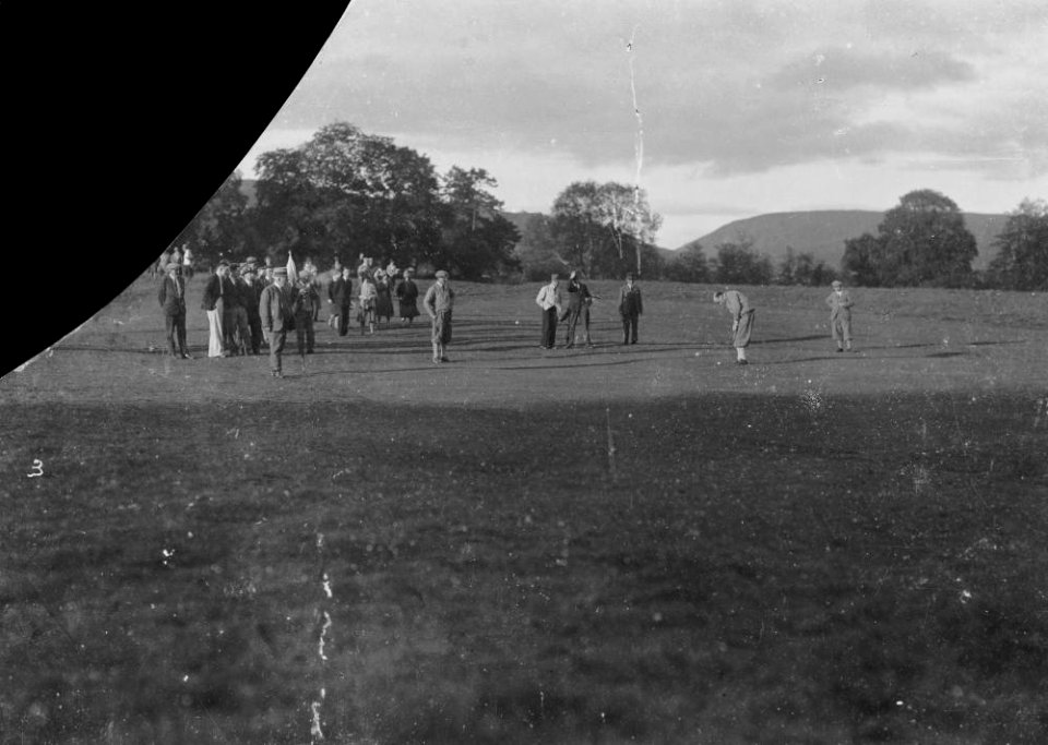 Golfers and spectators on the fairway (1294734)