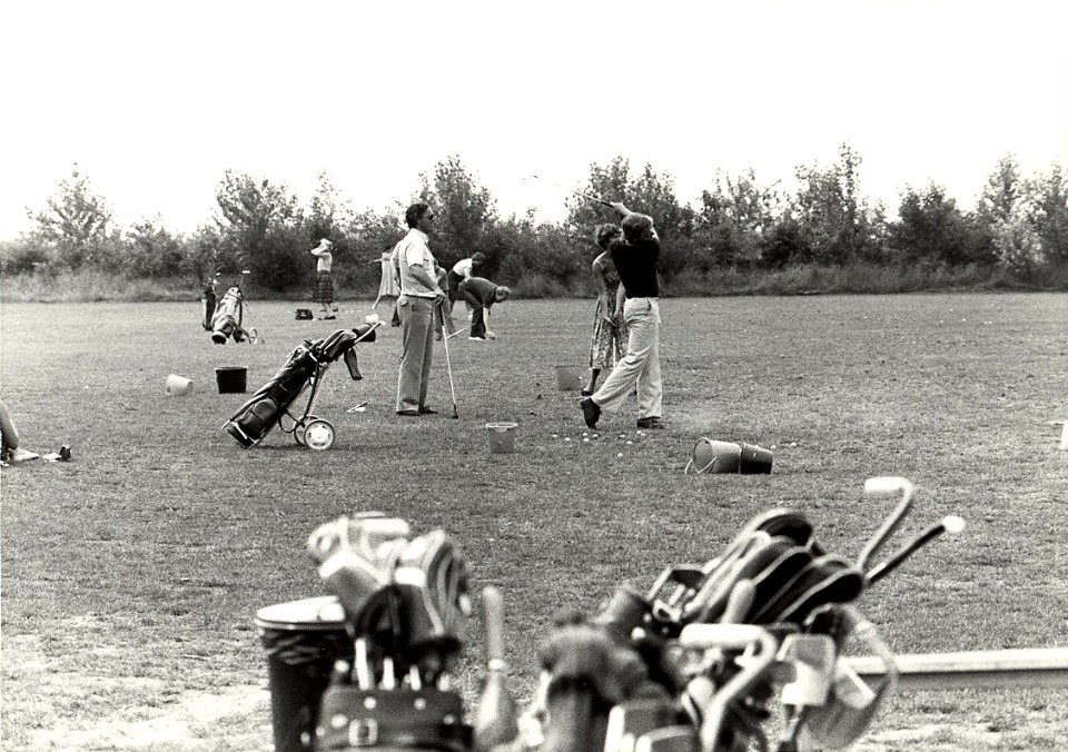 Golfspel op het banencomplex Spaarnwoude. Aangekocht in 1987 van United Photos de Boer bv. - Negatiefnummer 17060 k 10 a. - Gepubliceerd in het Haarlems Dagblad van 29.10.1985. Identificatienummer 54-