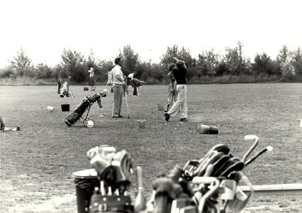 Golfspel op het banencomplex Spaarnwoude. Aangekocht in 1987 van United Photos de Boer bv. - Negatiefnummer 17060 k 10 a. - Gepubliceerd in het Haarlems Dagblad van 29.10.1985. Identificatienummer 54- photo
