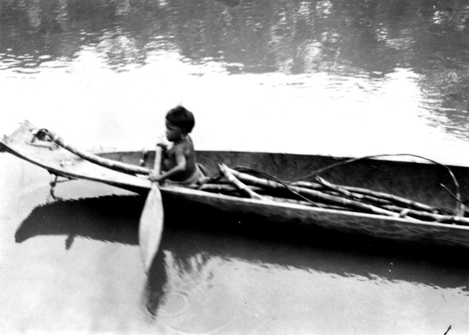 Gosse i kanot. I kanoten ligga sockerrör. Chocó. Colombia - SMVK - 004083