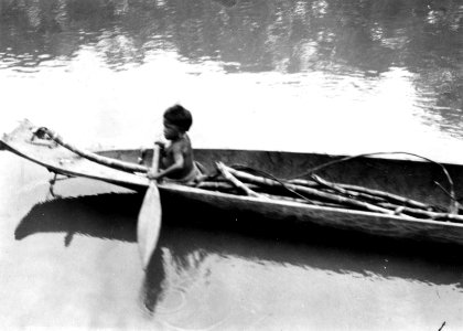 Gosse i kanot. I kanoten ligga sockerrör. Chocó. Colombia - SMVK - 004083