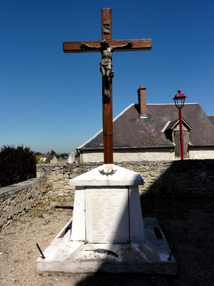 Glennes (Aisne) monument aux morts avec croix au cimetière